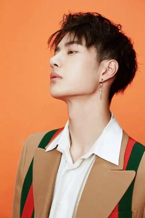 王一博人间至味是清欢的开播日2017年8月15日同步发的写真有点痞帅