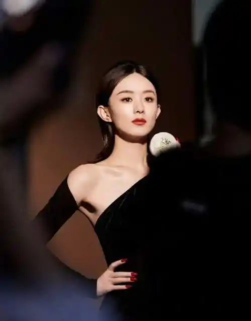 赵丽颖"眼神都是戏",一身黑色连衣裙,个子不高却穿出女神气质_励志