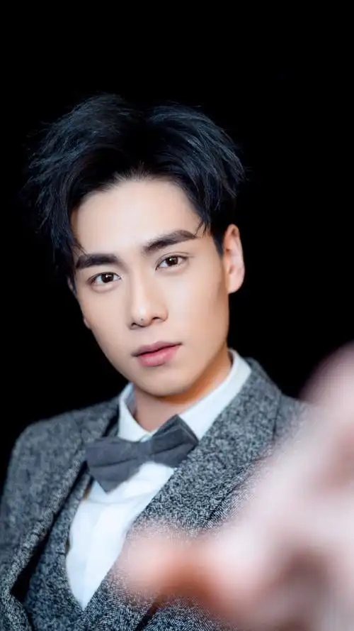 胡一天时尚灰色西装迷人写真