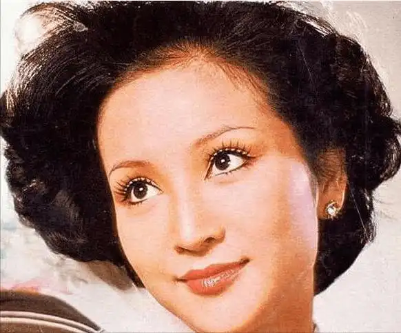 狄波拉跟随歌舞团走南闯北随着年龄的增长拉姑出落的越发漂亮22岁就去