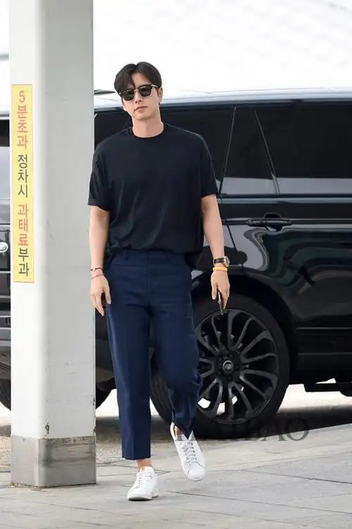 明星是怎么搭配的?韩国男明星初夏街拍很清爽
