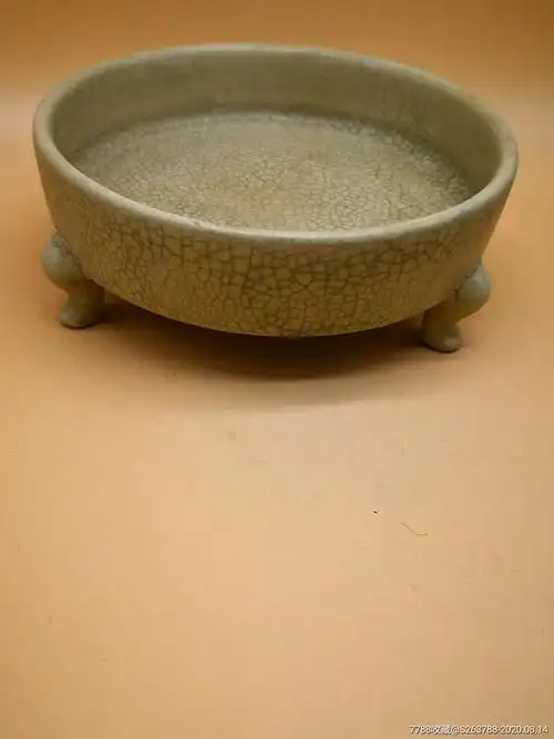 哥窑鱼子纹三足炉