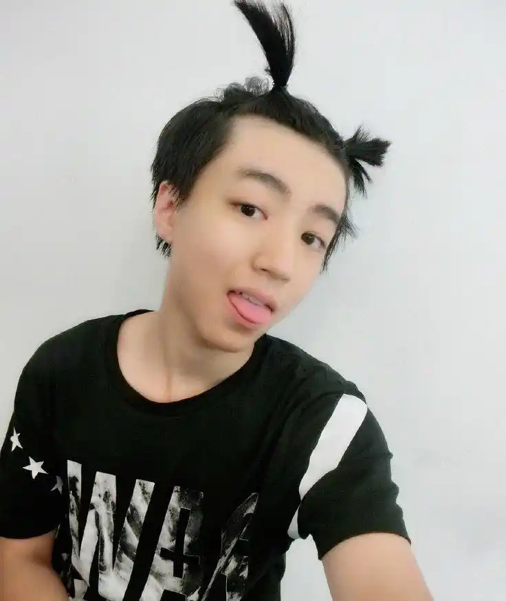 王俊凯扎两个小辫子,酷似小姑娘!