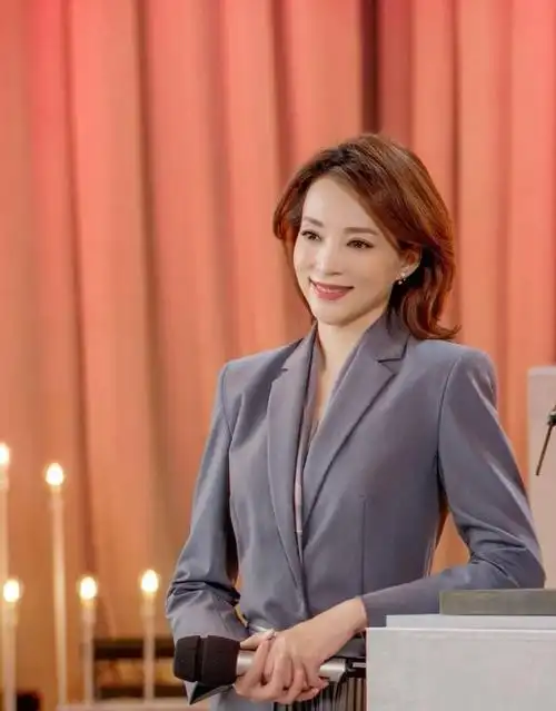 51岁董卿重回央视,回归主持《朗读者》大受欢迎,依旧端庄大气