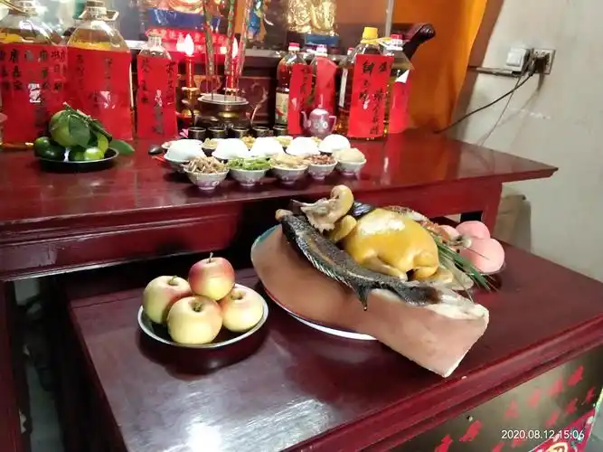 摆在"圣母祠"神台上的"五牲"供品.