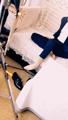 点亮新技能张翰拍摄现场伸脚夹袜子模样搞笑