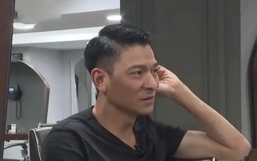 刘德华给自己剪发看到他剪出的新发型后网友理发师要失业