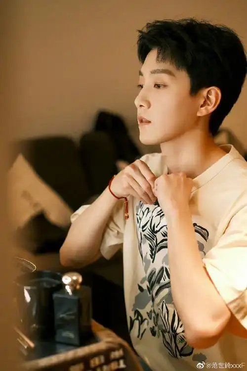 三宫格帅气怼脸拍好绝,这个喉结嘶哈嘶哈#范世琦520营业照