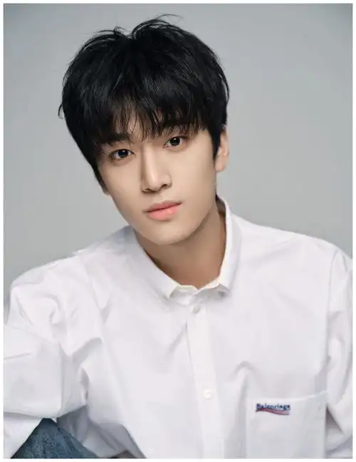 演员张康乐用青春和信念唱响《坚信爱会赢》,奉献给亲爱的祖国|坚信爱