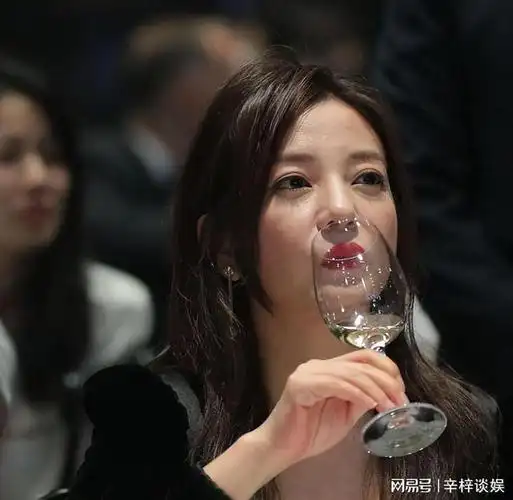 47岁赵薇久违现身素颜显老发福不少眼睛水肿凸出整体憔悴不堪