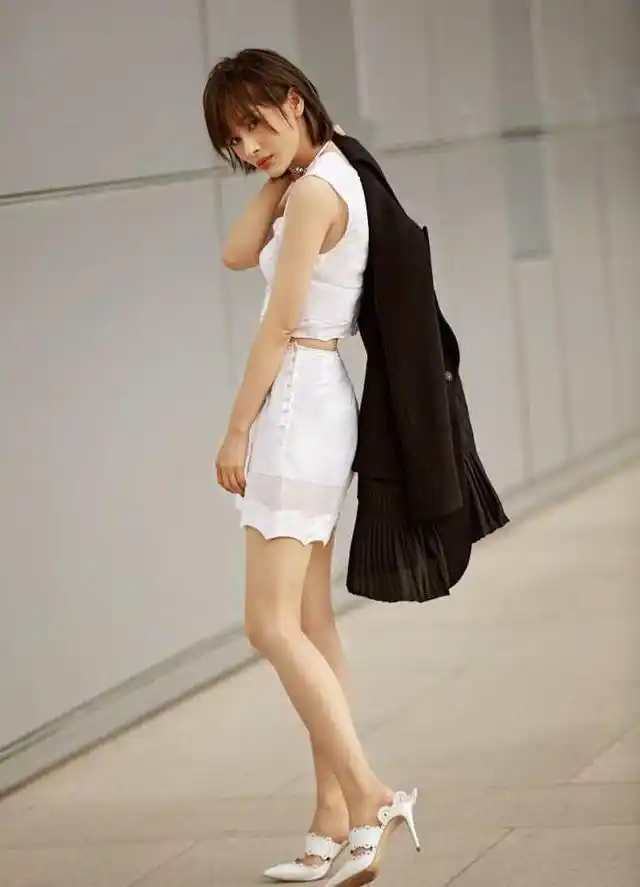 王子文的身高众所周知很矮,虽然官方身高现实162cm,但是身高最多160cm