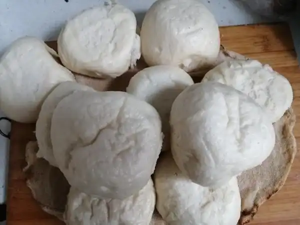 人禾水草丰做的表面光滑到可以反光的手工馒头(不敢保证零失败哦)