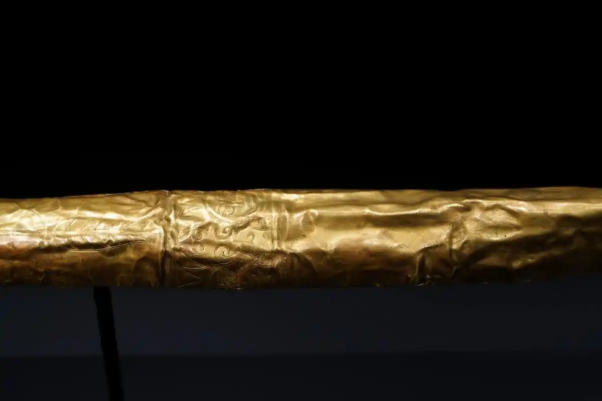 三星堆文物|金杖(纹饰全图细节) 三星堆金杖是1986年于四川省广汉市