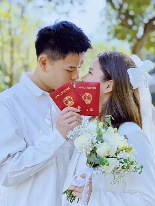 干脆直接来最近的龙华民政局 个人感受就是 人少好出片 拍照不尴尬 像