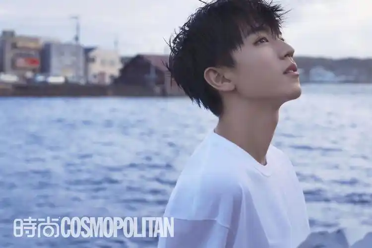 王俊凯, 海边的微风也忍不住轻抚明朗干净的少年,岁月静好四个字恐怕