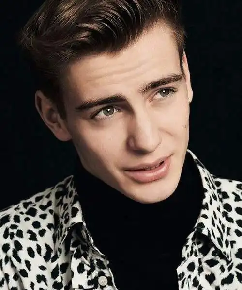 全球十大颜值最高的男模,个个都是让你舔屏的美男子_帅哥_第一排行榜