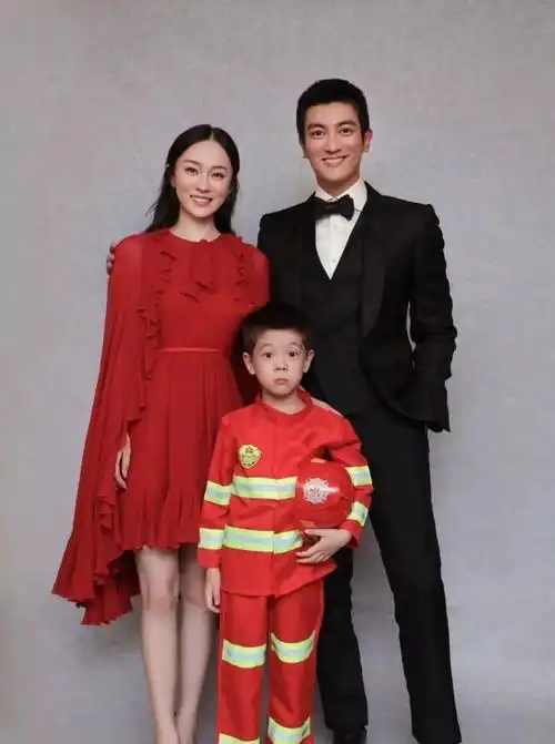 杜江一家走红毯39岁霍思燕穿红裙美得惊艳6岁嗯哼气质比爸好