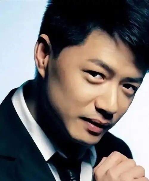 2002年8月,段奕宏在揭牌《记忆的证明》中,认识了年轻漂亮的日籍华裔