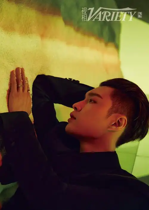 张艺兴出席活动变身"钢琴王子" 解锁两刊封面时尚表现力不俗