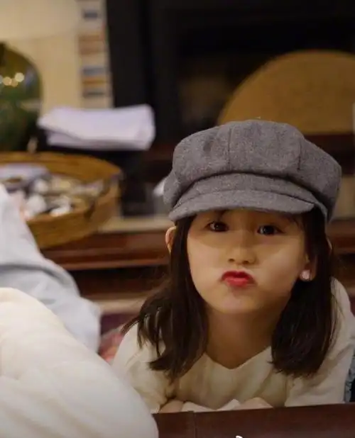 黄磊二女儿"整容式"长大!颜值反超姐姐,孙莉基因太强了