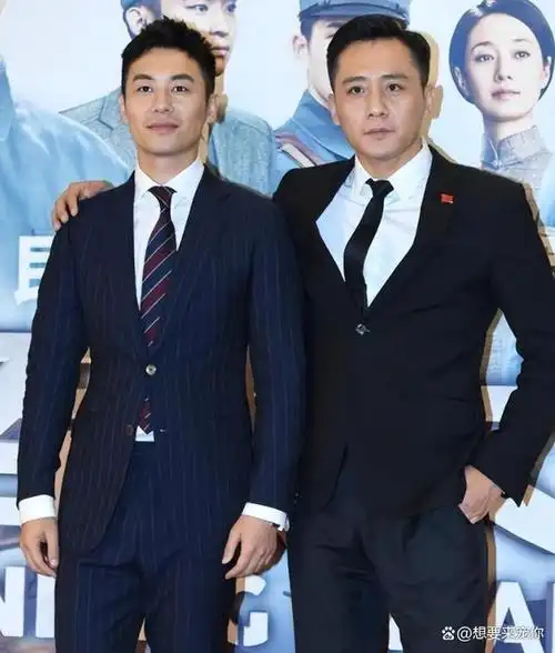 当站在张震和吴彦祖的身旁时;刘烨的身高条件优异,但是他一个头的身高
