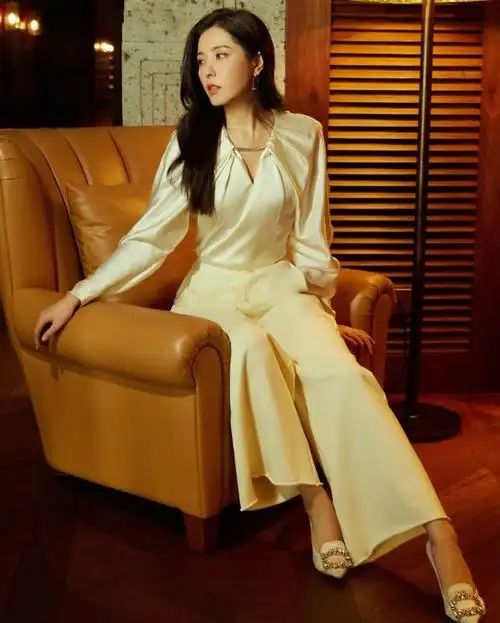 很多在现场见过曾黎的粉丝们纷纷表示,镜头已经无法完美诠释她的美