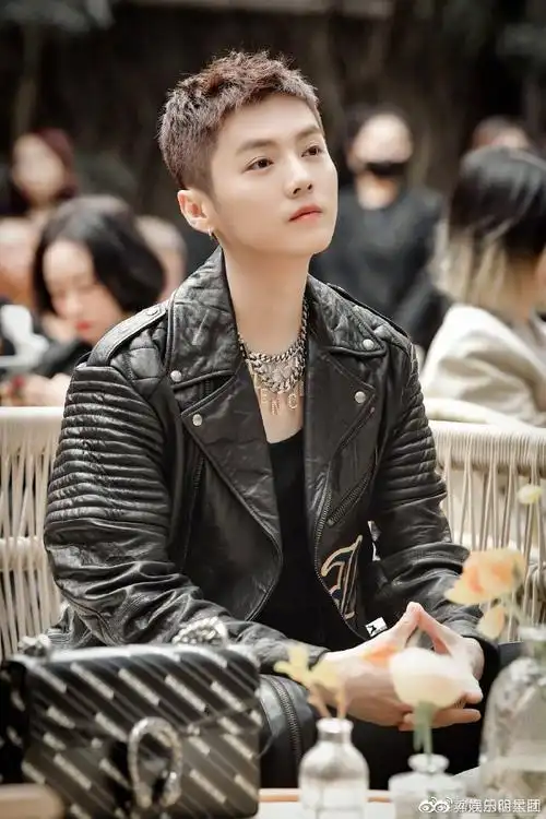 鹿晗关晓彤身穿情侣卫衣逛街