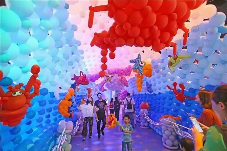 活动期间,欢乐谷全园布置了色彩缤纷,形态各异的气球;大型室内场馆"