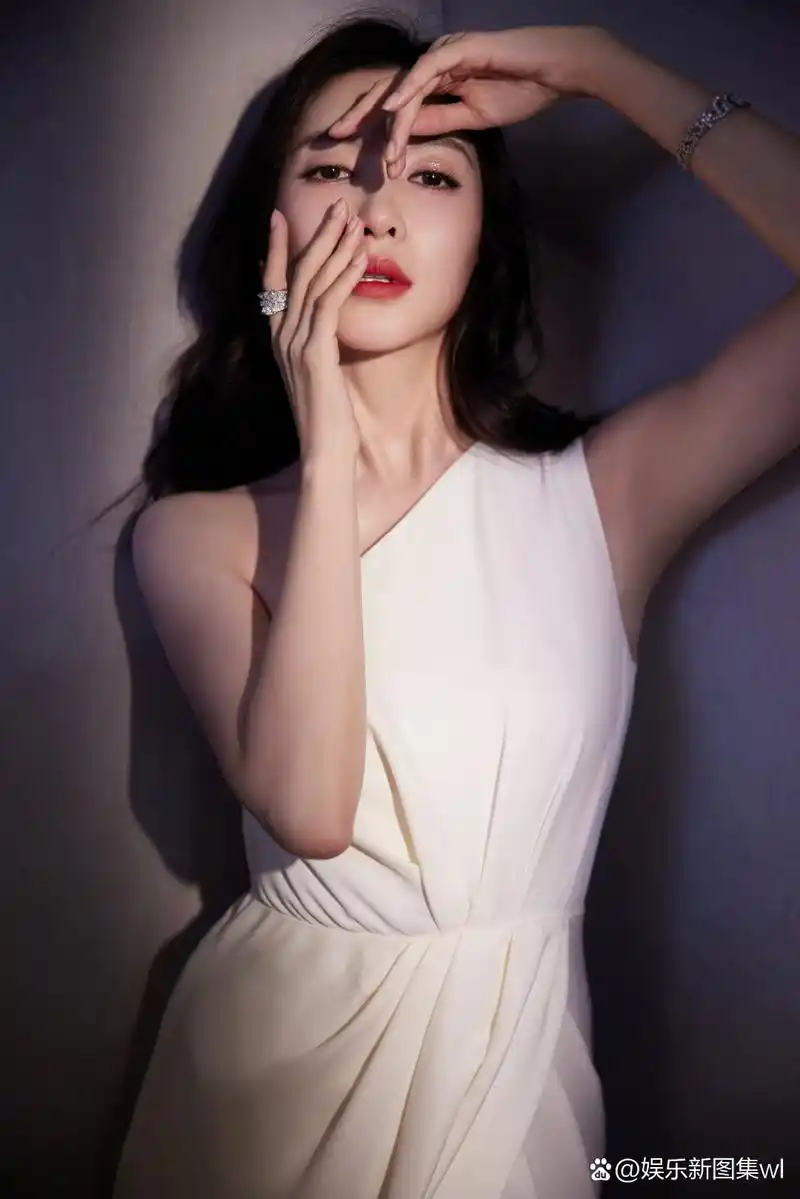 江疏影白色斜肩礼服#江疏影