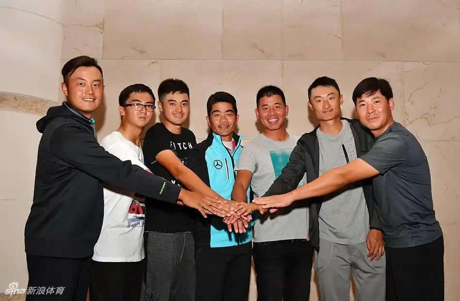 汇丰冠军赛中国球手七人历史性合影_高清图集_新浪网