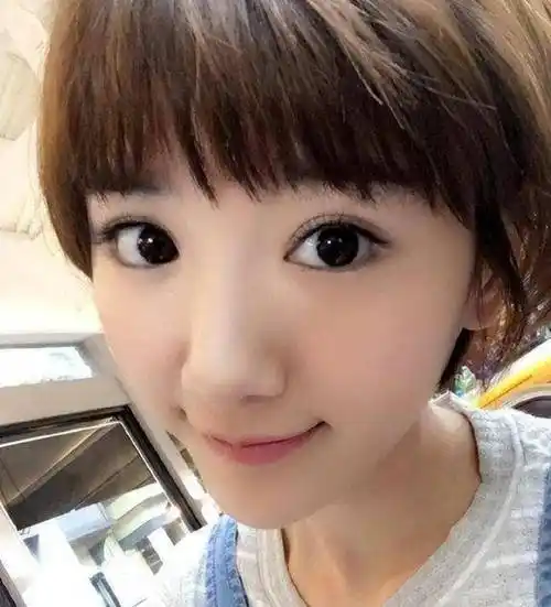 毛晓彤:刚出生被父亲丢垃圾堆,成名后却被父亲索要5000万赡养费