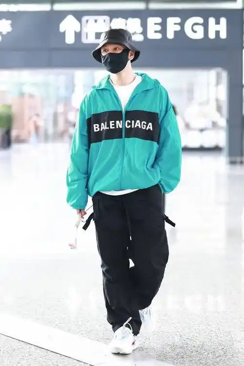 黄晓明现身上海机场头戴渔夫帽简约时尚