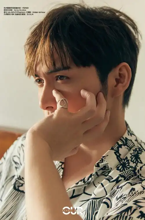 张彬彬清爽印花衫写真图片