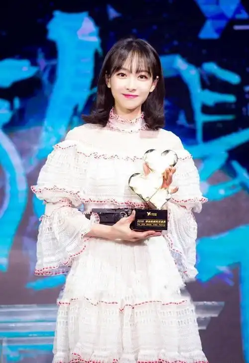 郑爽把"蛋糕裙"带火了,这么穿大秀性感事业线,不少明星都跟风