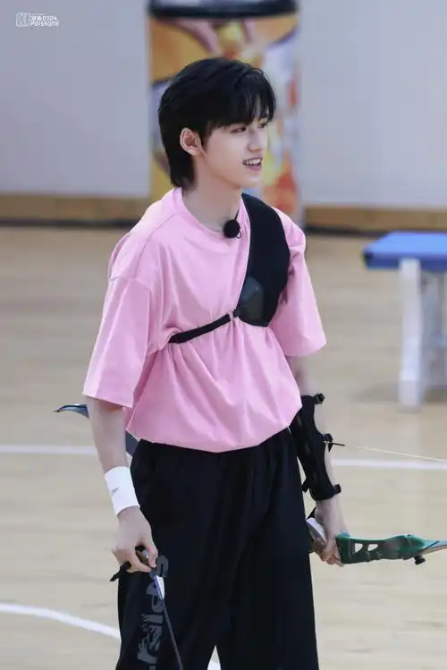 宋亚轩超话怦然心动的粉色夏天91#宋亚轩夏日运动会饭拍#@时代少年