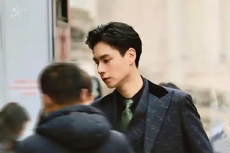 组图胡一天民国大侦探路透曝光展露侧颜下颌线亮眼