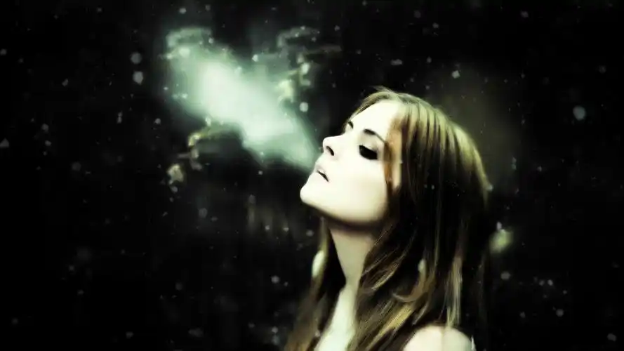 非主流黑色背景美女壁纸