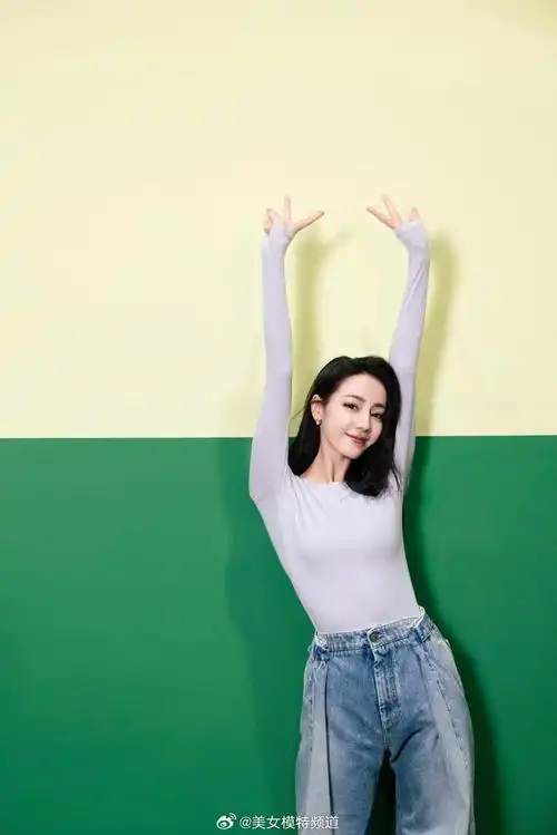 迪丽热巴最新写真释出俏皮可爱 对镜头脸颊比心元气满满