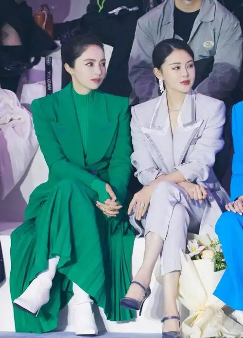 董璇关悦同框都穿西装搭配差别挺明显79年的女人原来这么美