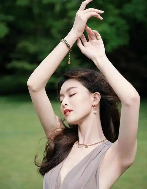 当初跟angelababy搭档的年轻模特文咏珊,发育不如ab.