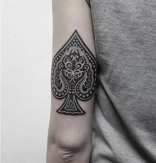 我发现老婆腿上神秘的黑桃a纹身,得知纹身含义后,我再也不想碰她