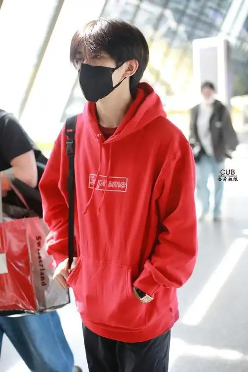 易烊千玺瑞士出发#  易烊千玺瑞士出发96  顺毛红色连帽卫衣好嫩