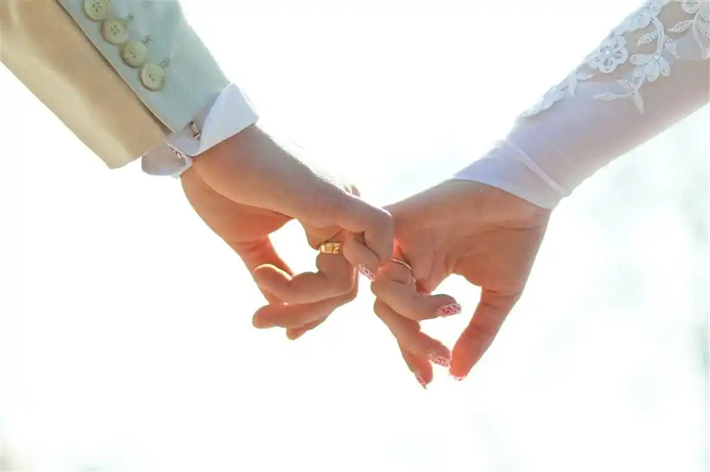 婚纱照小指勾小指情侣牵手图片