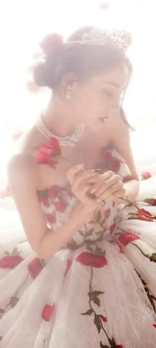 迪丽热巴白裙红玫瑰