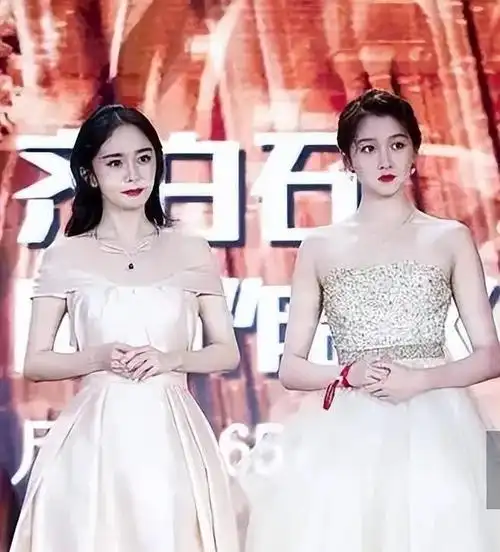 男明星跟关晓彤同框暴露真实身高檀健次穿高跟鞋张一山垫木板