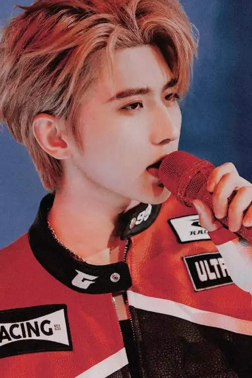 蔡徐坤金发赛车服造型