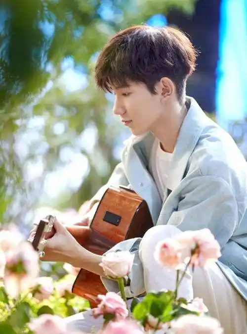 王源时尚大片出镜!