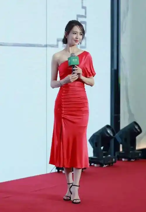 佟丽娅|时尚高开衩长裙美腿美腿高跟鞋_魅力_女性_力量