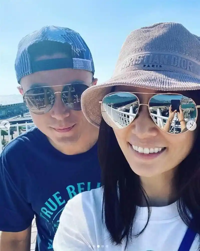 林心如全家日本海滩游玩,霍建华甜蜜陪伴妻女,小海豚亭亭玉立