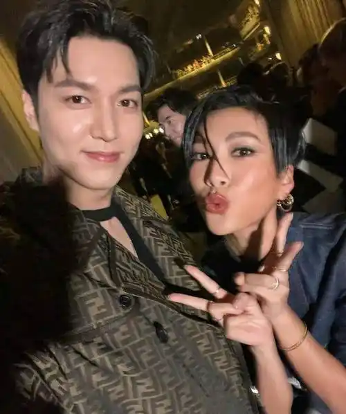 李敏镐,宋慧乔纽约看秀生图曝光,一个帅气依旧,一个脸怪的雷人_身高